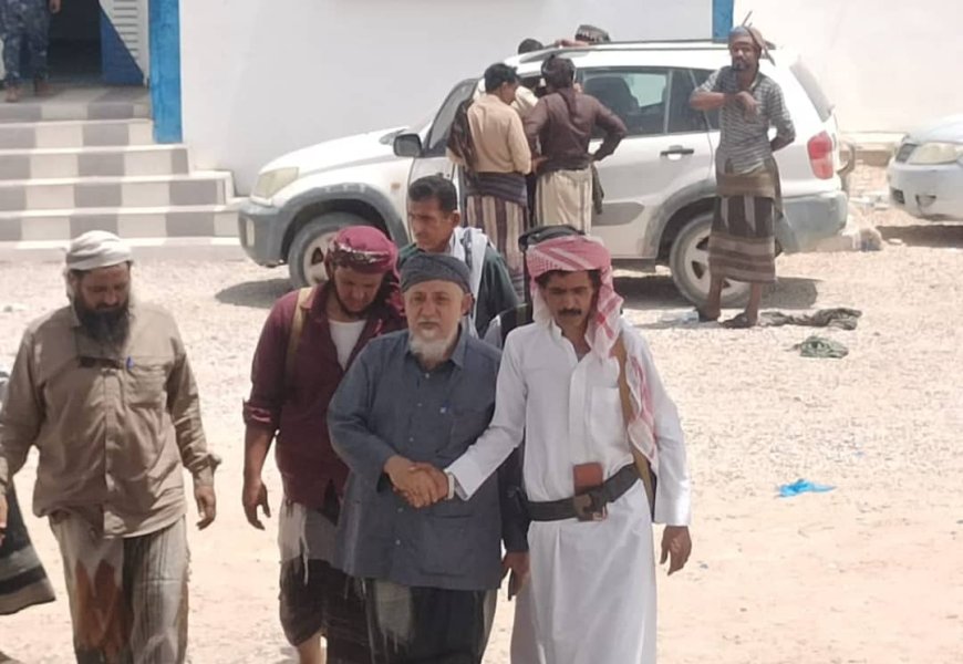 الشيخ باحنحن وشخصيات قبلية بميفعة في ضيافة آل لكرش باعوضة لبناء الثقة والروابط الاجتماعية بين قبائل المديرية