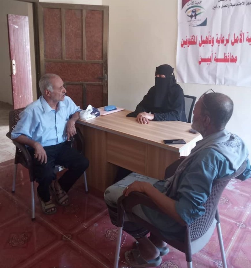 الدكتور الجراح الخضر مسعود يزور جمعية الأمل للمكفوفين بأبين ويقترح غرفة علاج مجانية