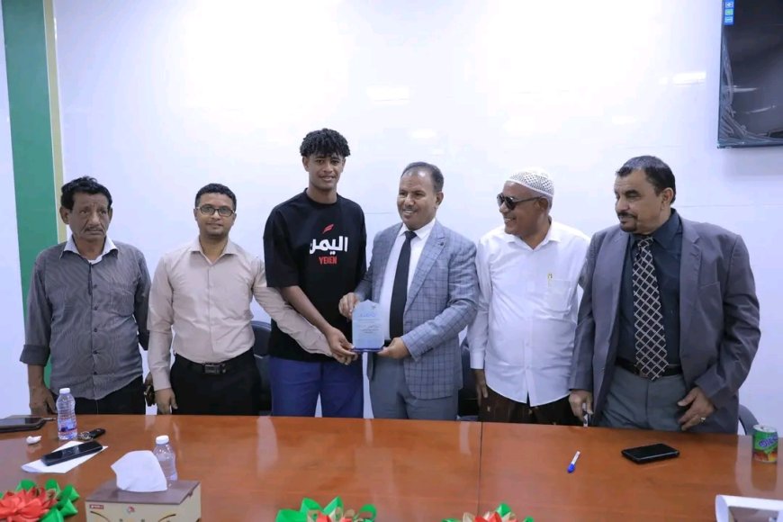 الوكيل العامري يكرم لاعب المنتخب الوطني ونادي التعاون السعودي عبدالعزيز مصنوم