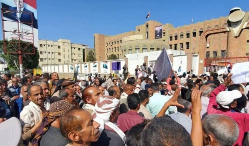 معلمو تعز يتظاهرون للمطالبة برواتبهم المتأخرة