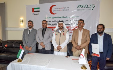 بدعم من قبل هيئة الهلال الأحمر الإمارتي.. الأمين العام لمحلي حضرموت يسلّم سيارات دعم للإدارات الخدمية بالمحافظة