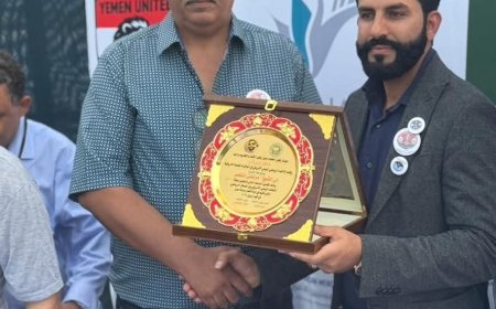 أمين عام اتحاد الكرة اليمني حسام السنباني يكرم رجل الأعمال مرتضى المنتصر بـ"درع الاتحاد الرياضي اليمني الأمريكي"