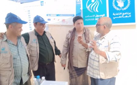 مدير عام الحوطة يدشن صرف التحويلات النقدية(البصمة) المقدمة من برنامج الغذاء العالمي