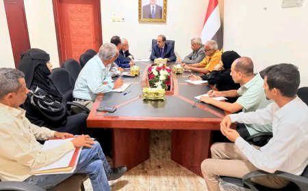 الإرياني يجتمع بفريق التصنيف السياحي لفنادق عدن ضمن خطة 100 يوم التي أطلقتها الحكومة