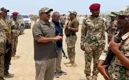 طارق صالح يتفقد تدريبات اللواء الثاني تهامة ويشيد بجاهزية المقاتلين ومعنوياتهم