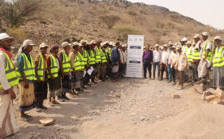 كرش.. بدء العمل بمشروعي رصف طريق "دُبَيش" وتسوير مدرسة الشهيد ناصر فارع