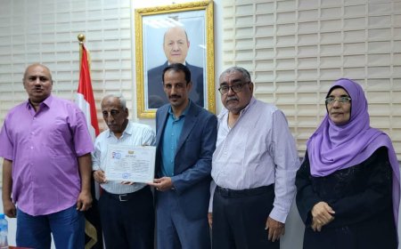 الدكتور طارق الهيج يؤدي القسم القانوني ليحصل على إجازة المحاسبة القانونية المعتمدة في العاصمة عدن