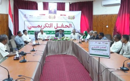 الوكيل العامري يكرم مؤسسة العون وجمعية نبراس للتنمية لحصولهما على جائزة الالتزام المؤسسي على مستوى الوطن العربي