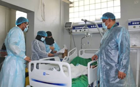 وكيل محافظة تعز للشؤون الصحية تزور جرحي استهداف المليشيات الحوثية لمحطة وقود