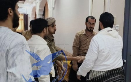 مدير أمن محافظة لحج العميد "ناصر الشوحطي" يقدم واجب العزاء في وفاة الدكتور "عبد الحافظ البيحاني"