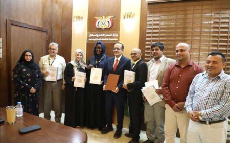 عدن..وزير الصحة يوقع استراتيجية التغيير السلوكي الاجتماعي لزيادة الاقبال على التطعيم ويلتقي المدير التنفيذي لمنظمة ميدجلوبل