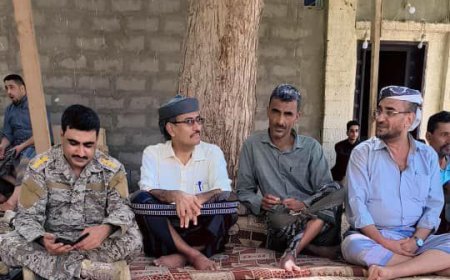 انتقالي أحور والسلطة المحلية بالمديرية يقدمان واجب العزاء لآل الحامد بوفاة حرم الحاج محسن عبدالله الحامد