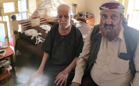 الشيخ حمود بن عبدالباقي يطمئن على صحة الحاج علي صالح عاطف