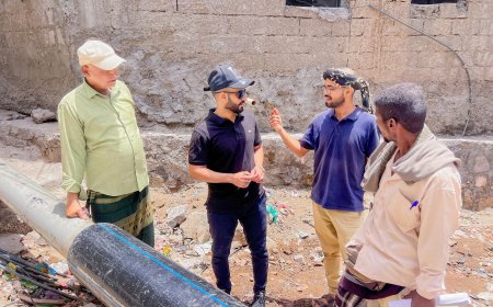 عدن.. مدير صيرة يوجه بإصلاح أنابيب الصرف الصحي في منطقة الخساف