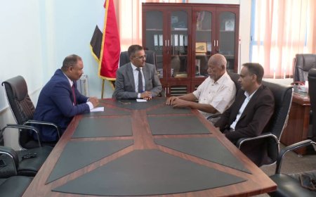 الأمين العام لمحلي حضرموت يجدد مواقف السلطة المحلية الثابتة إلى جانب حقوق موظفي الدولة