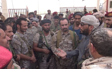 اللواء رداد الهاشمي يتفقد قادة الألوية والمواقع بمحور البقع.