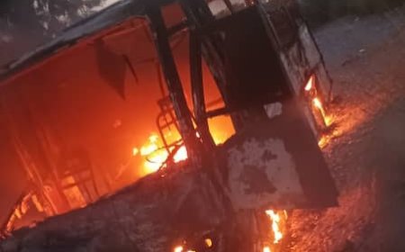 مسلحون ملثمون يحرقون باص تابع لشركة أسمنت الوحدة باتيس