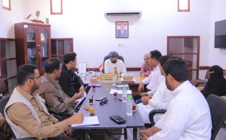 مدير عام شبام يلتقي فريق المسح الميداني لمؤسسة نهد التنموية لتقييم احتياجات المديرية في القطاعات الخدمية