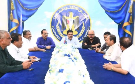 رئيس انتقالي حضرموت يسلم مكرمة الرئيس الزبيدي لمقادمة حي الشهيد خالد لأحياء التراث الشعبي بالمكلا