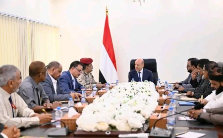 رئيس مجلس القيادة يعقد اجتماعاً بقيادة السلطة المحلية بمحافظة المهرة