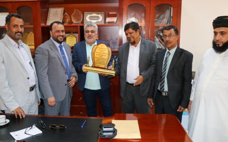 قيادة السلطة المحلية بمحافظة المهرة تكرم نائب وزير التخطيط والتعاون الدولي