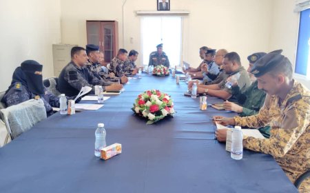 العميد الجابري يترأس إجتماعًا أمنيًا لمناقشة خطة تأمين موسم البلدة السياحي بسواحل حضرموت
