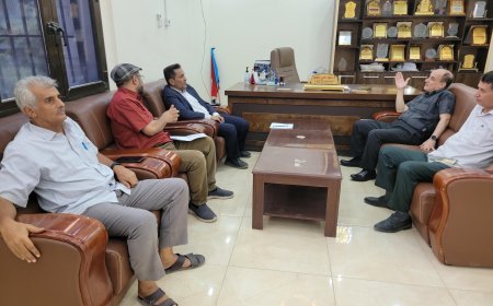 وكيل محافظة عدن لقطاع المشاريع ومدير عام دارسعد يناقشان مستوى إنجاز المشاريع وفق البرنامج الاستثماري للعام 2025