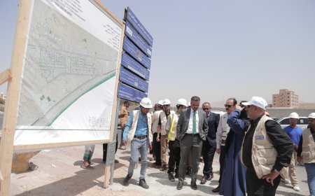 أمين عام محلي حضرموت يدشن العمل في مشروع الصرف الصحي لمنطقة غرب الضيافة وحدتي "هاف مون - حمزة"