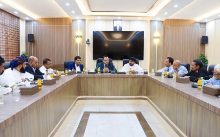 السقطري والحريزي يناقشان مشاريع التنمية مع قيادة السلطة المحلية بمحافظة المهرة