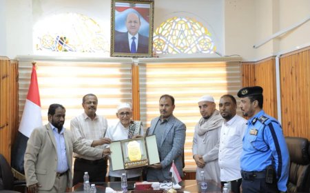 السلطة المحلية تكرّم مؤسسة الوداد للتنمية تقديراً لجهودها الإنسانية والتنموية في حضرموت