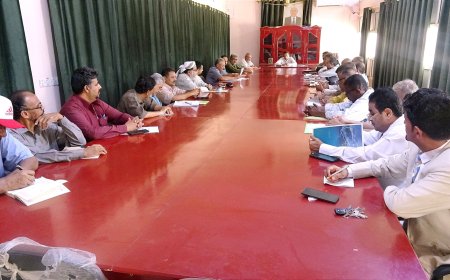 المكتب التنفيذي بمحافظة ابين يعقد اجتماعه. الدوري برئاسة المحافظ ويقف امام عدد من التقارير