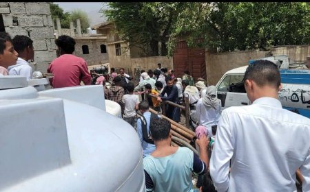 تعز.. وقفة احتجاجية في مدينة النور للمطالبة بتسليم البئر لمؤسسة المياه.