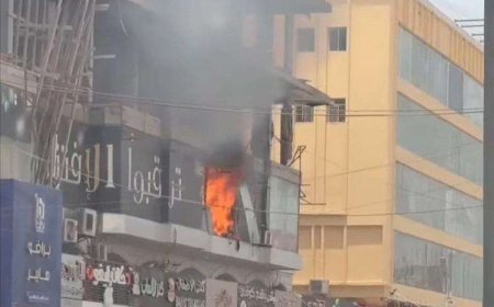 عدن.. اندلاع حريق في سوق الحجاز بالمنصورة