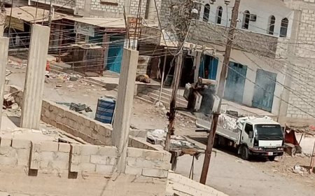 أكبر حارة في مدينة عزان بلا تيار منذ أكثر من 45 يوماً.. وصمت رسمي يُشعل الغضب