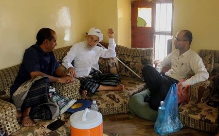 مدير عام حالمين وأمين عام ملتقى رواد حالمين للفكر والبناء يزوران الفقيه أحمد مسعد الدغفلي لتفقده والاطمئنان على صحته