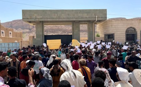 حشود جماهيرية في دوعن تضامنًا مع فرقة البندر ورفضًا لتدهور الأوضاع المعيشية مطالبين بأقالة مدير عام المديرية