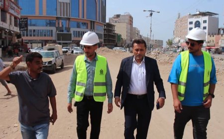 وكيل محافظة عدن يتفقد سير العمل في مشروع إعادة تأهيل شارع الخمسين
