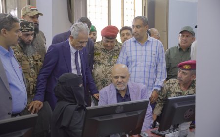 تعز.بدعم من طارق صالح.. افتتاح مشروع طاقة شمسية ومعمل حاسوب حديث في فرع جامعة تعز في التربة .