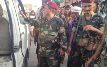 قائد الحزام الأمني ومدير عام زنجبار ينفذان نزولاً ميدانياً لتنظيم الأسواق وضبط المخالفين