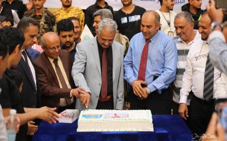 منتسبو جامعة تعز يستقبلون رئيس الجامعة بحفاوة ويبادلون الوفاء بالوفاء