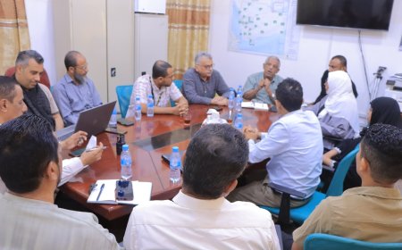 الدكتور العمودي يناقش تنفيذ مشروع تعزيز الوعي الصحي لزيادة الطلب على التحصين في مديريتي تريم والقطن