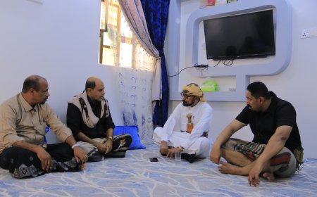 المدير العام فلهوم يطمئن على صحة بن طالب مدير فرع المؤسسة المحلية للمياه والصرف الصحي بالمديرية