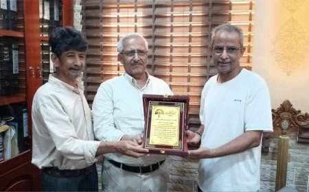 فريق مكتب الصحة بعدن يكرم المدير العام التنفيذي للهيئة العليا للأدوية الدكتور عبدالقادر الباكري