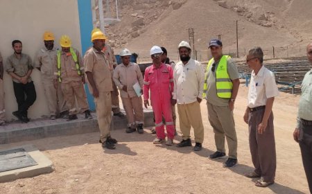 فريق هندسي من مؤسسة الكهرباء بوادي حضرموت يطلع على ترتيبات ربط منظومة الطاقة الشمسية لحقل جثمه بالمنظومة العامة للكهرباء