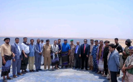 وفد من السلطة المحلية والهيئة التنفيذية لانتقالي شبوة يتفقد مشروع الطاقة الشمسية