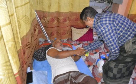 رئيس تنفيذية انتقالي حضرموت يطمئن على صحة المناضل خالد الصبيحي بالمكلا