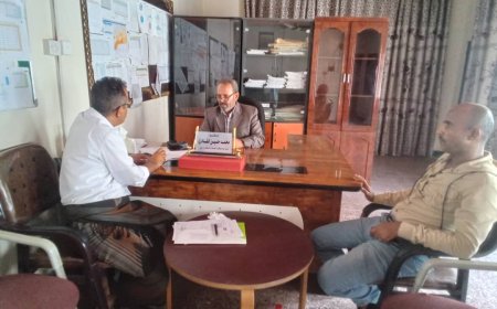 مدير عام صحة أبين يناقش مع مسؤولي الصحة بالوضيع الأوضاع الصحية