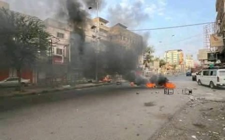 عاجل. محتجون يقطعون شارع جمال وسط مدينة تعز احتجاجا على تردي الخدمات .