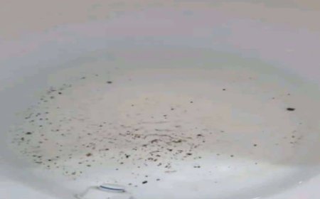 تعز.. مواطنون يكتشفون ترابًا وحصى في مياه شرب معبأة ويحمّلون محطات التحلية المسؤولية