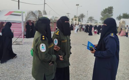 الشرطة النسائية تواصل تنفيذ نزولاتها التوعية بشواطئ مدينة المكلا و ضواحيها خلال موسم البلدة